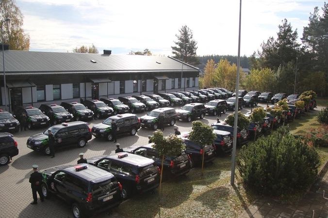 Pasieniečiai persėdo į naujus visureigius „Toyota Land Cruiser“