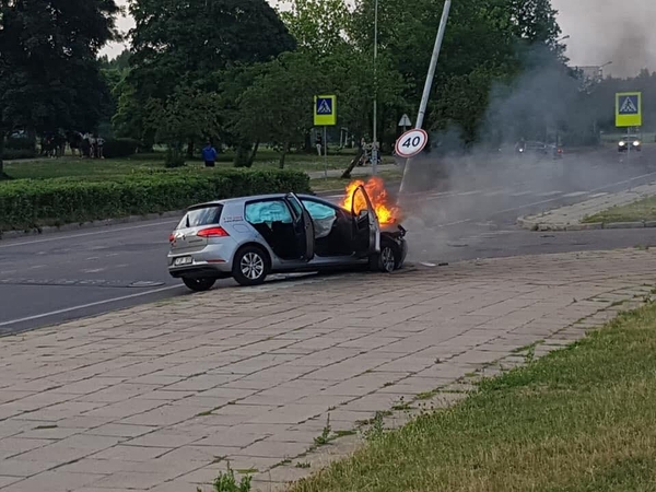 Sostinėje automobilis „CityBee“ rėžėsi į stulpą ir užsiliepsnojo