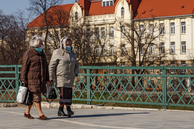 Ukraina griežtina judėjimo ribojimus senjorams