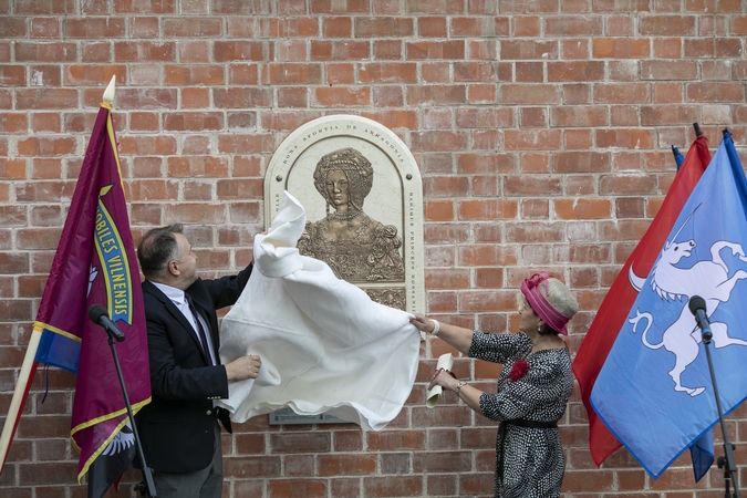Valdovų rūmų renesansinis sodelis pasipuošė Bonos Sforcos bareljefu