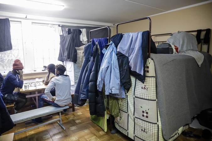„Medikai be sienų“ smerkia „sisteminę diskriminaciją“ migrantų centruose Lietuvoje