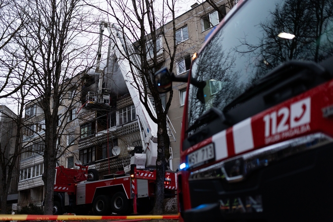 Užsidegusiame Vilniaus daugiabutyje savivaldybė skelbia ekstremalią situaciją
