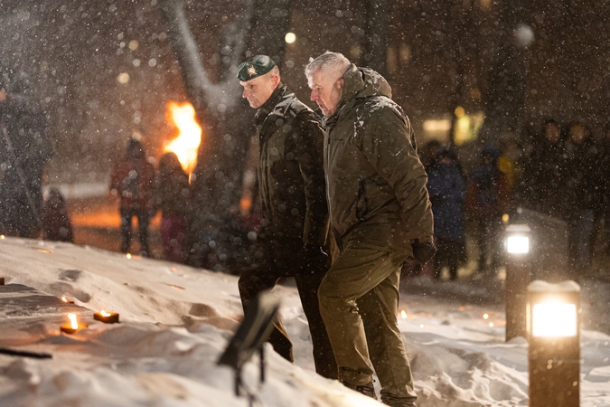 Atminimo laužų uždegimo ceremonija prie Lietuvos nacionalinio radijo ir televizijos pastato