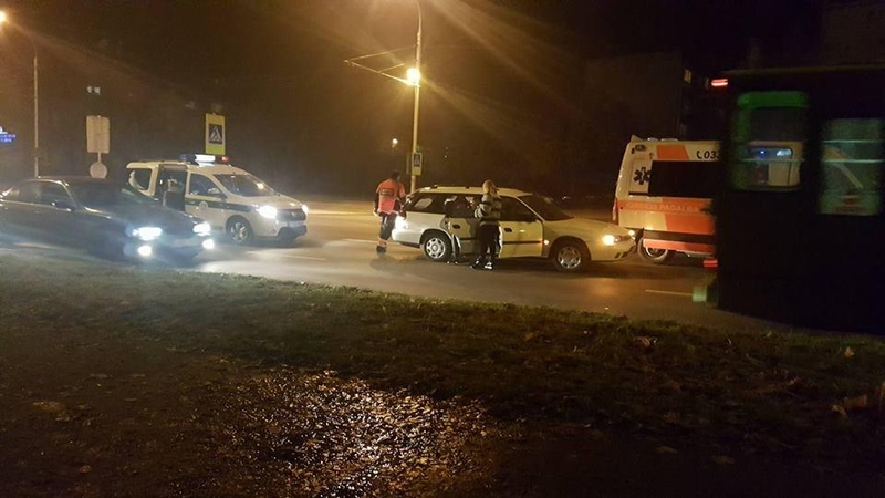Varnių gatvėje partrenktas jaunas vyras