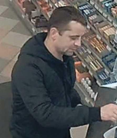 Ieškoma, kas degalinėje atsiskaitė vogta banko kortele (padėkite atpažinti)