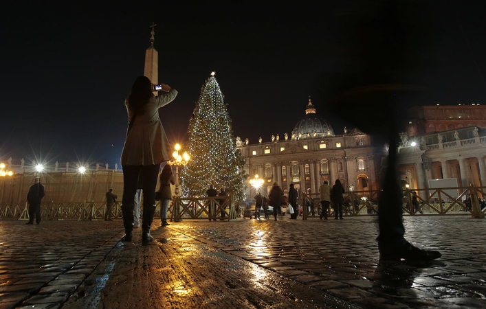 Vatikane įžiebta „tarptautinė“ Kalėdų eglė