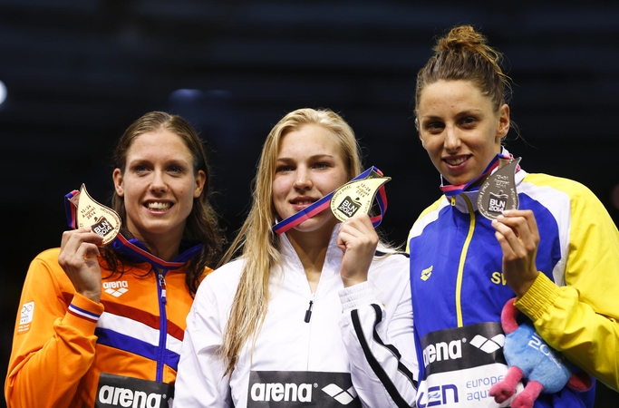Rūta Meilutytė (viduryje)