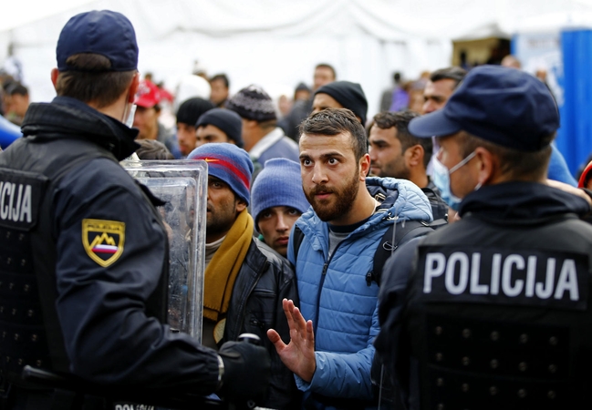 Slovėnijos policija pipiriniu purškalu tramdė minią migrantų