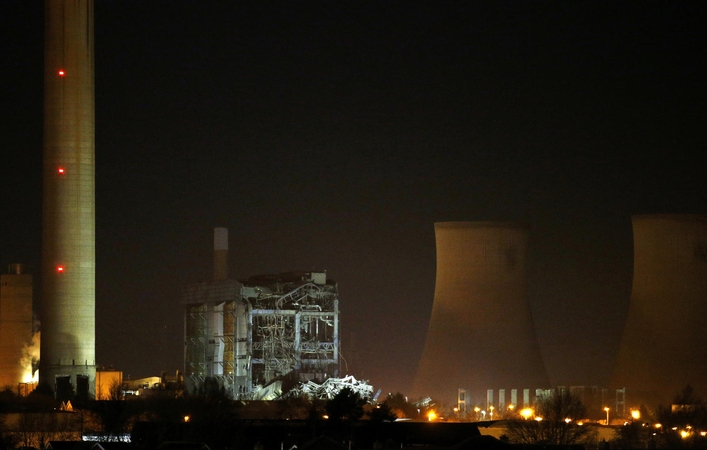 Britanijoje sugriuvus daliai uždarytos elektrinės žuvo vienas žmogus, trys dingo