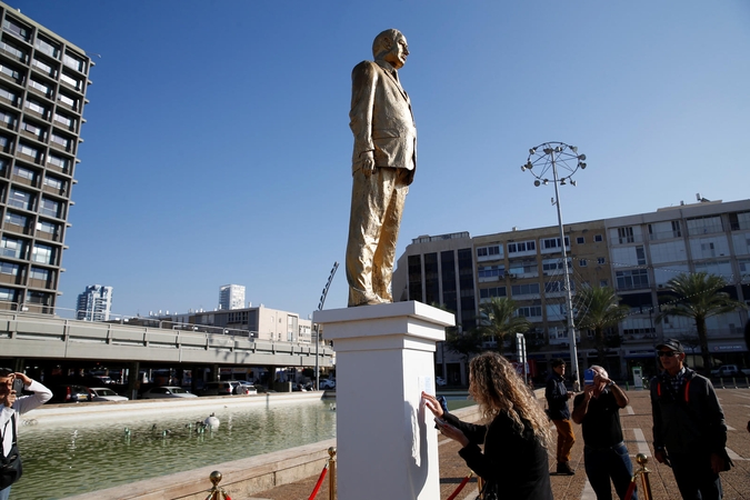 Izraelio žodžio laisvės aktyvistas pastatė auksinę premjero B. Netanyahu statulą