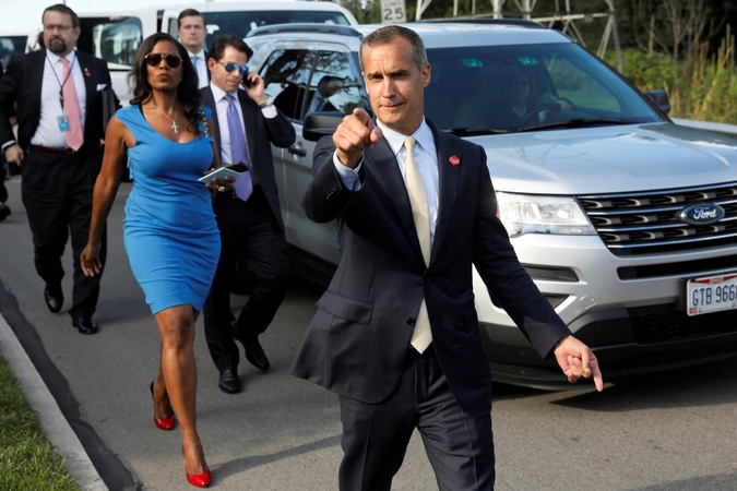 Omarosa Manigault (viduryje)