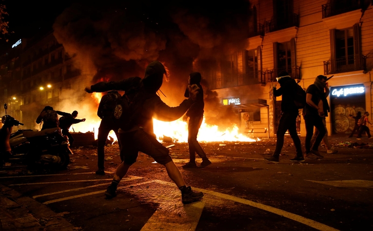 Prie Barselonos policijos būstinės kilo susirėmimų su protestuotojais