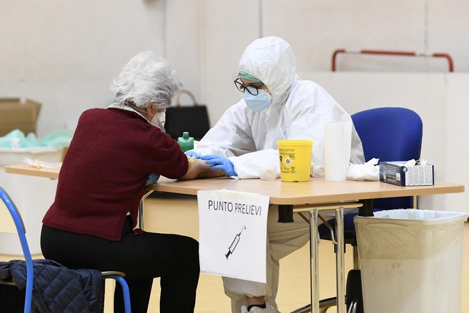 Koronavirusas Italijoje: per parą pirmą kartą pasveiko daugiau žmonių nei užsikrėtė