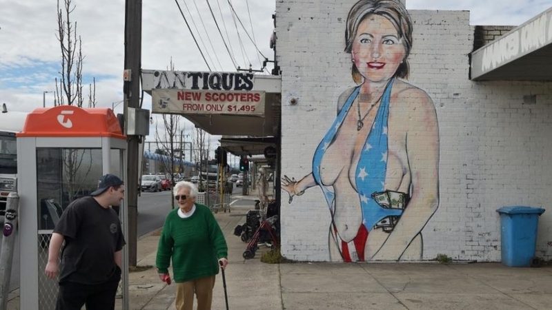 Australijoje kilo šurmulys dėl grafičio, vaizduojančio pusnuogę H. Clinton