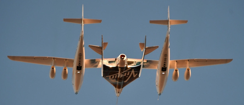 „Virgin Galactic“ kosminio turizmo erdvėlaivis pakilo iki kosmoso ribos 