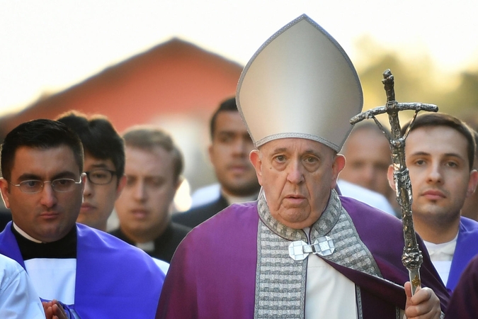 Popiežius Pranciškus išreiškė solidarumą su koronaviruso aukomis