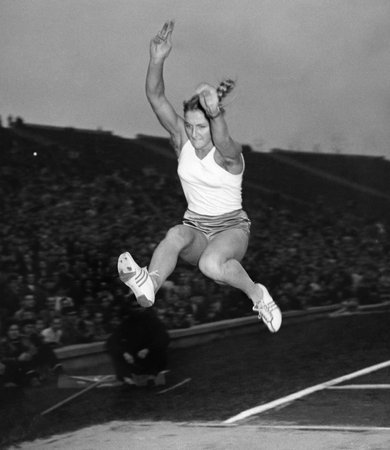 Mirė 1956 m. vasaros olimpinių žaidynių šuolių į tolį čempionė E. Krzesinska