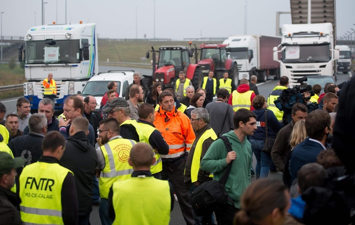 Prancūzų ūkininkai užblokavo kelius į Kalė pabėgėlių stovyklą