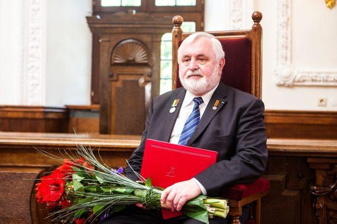 Rotušėje apdovanoti nusipelnę kauniečiai 