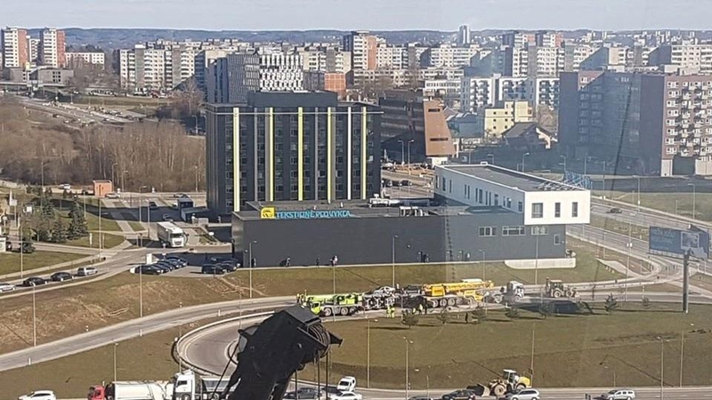 Vilniaus vakariniame aplinkkelyje apsivertė betonvežis
