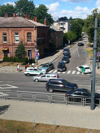 Šančiuose BMW automobilis partrenkė dviratininkę