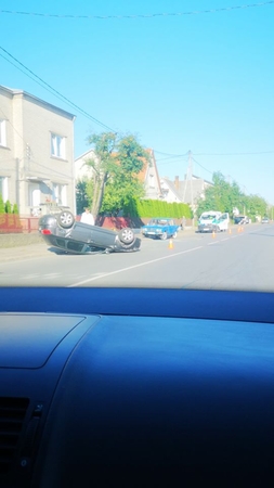  Žeimenos gatvėje vyras nesuvaldė „Audi“ ir apsivertė ant stogo