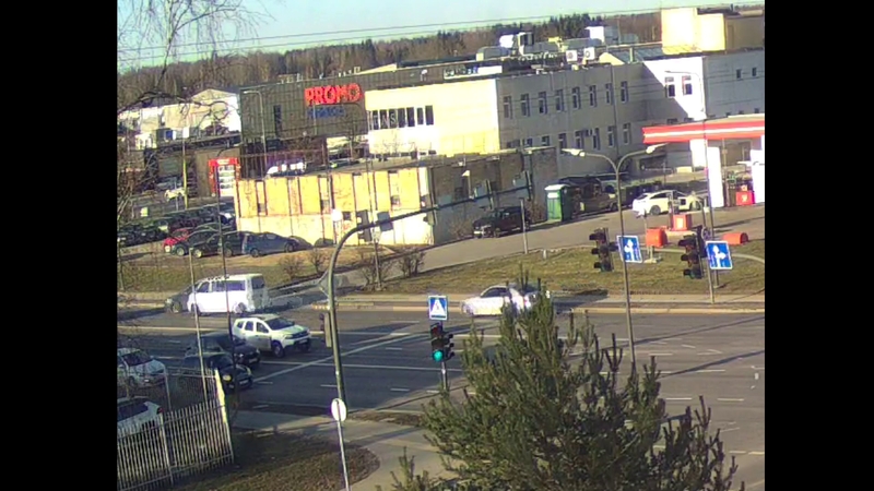 Pramonės prospekte susidūrė automobiliai, po smūgio vienas atsidūrė ant žolės