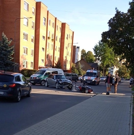A. Baranausko gatvėje – lengvojo automobilio ir motociklo avarija