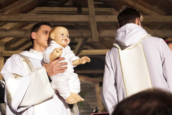 Kūdikis – mums ranką tiesiantis Dievas