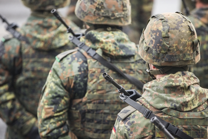 Augant nelegalių migrantų srautui, į pasienį su Baltarusija norima siųsti daugiau karių 