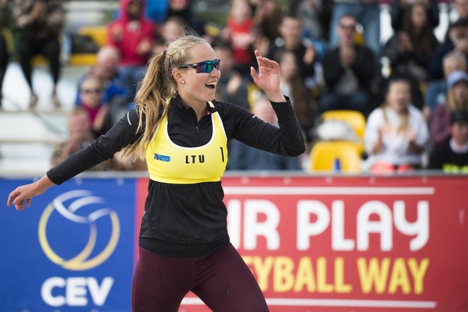 Lietuvos paplūdimio tinklininkės pergalingai pradėjo Europos jaunimo čempionatą