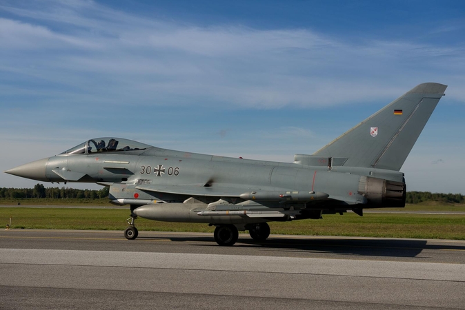 Vokietijos kariškiai atskleidė naujų techninių naikintuvo „Eurofighter“ defektų