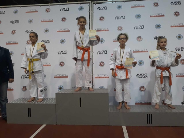 Meida Kulikauskaitė (viduryje)