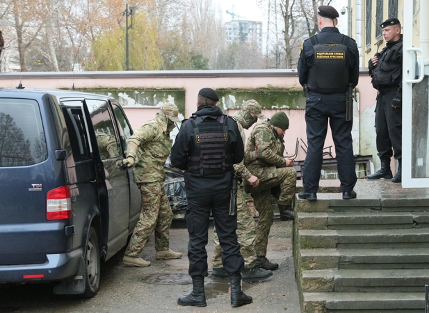 Krymo teismas leido 2 mėnesiams suimti 12 sulaikytų ukrainiečių jūrininkų 