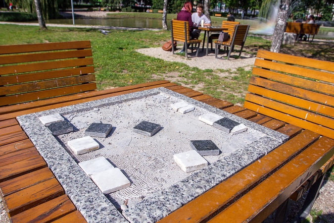 Vandalams Kalniečių parke panižo rankos: suniokojo šachmatų stalelį