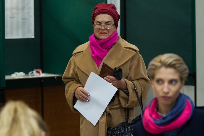 Sostinės savivaldybėje pratęstas balsavimas, rinkėjai laukia net lauke