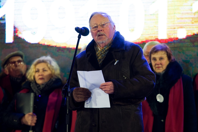 Lietuvoje liepsnojo atminimo laužai, prie Seimo – V. Landsbergio kalba 