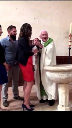 Prancūzijoje nuo pareigų nušalintas krikštijamam kūdikiui smogęs kunigas