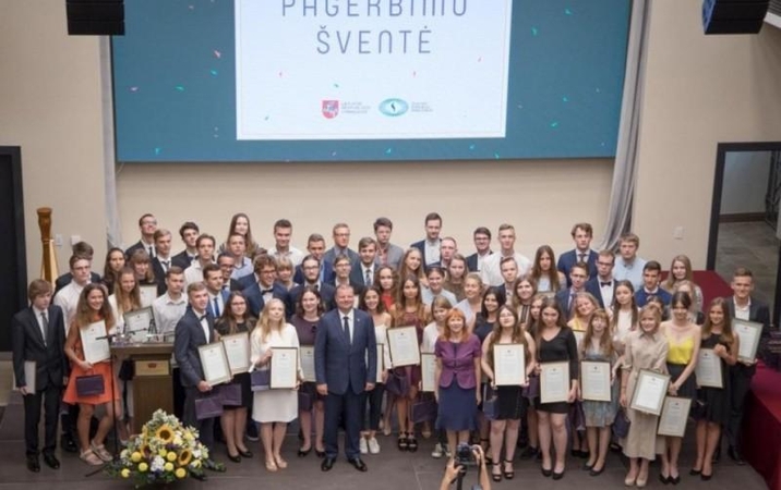Premjeras, švietimo ministrė pasveikino gabiausius abiturientus