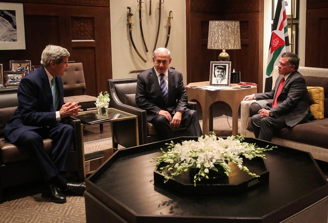 J. Kerry su Izraelio premjeru ir Jordanijos karaliumi aptarė neramumus Jeruzalėje