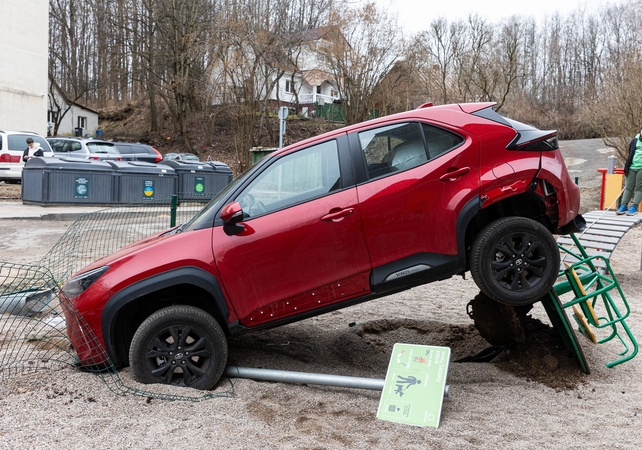 Vilniuje automobilis pakibo vaikų žaidimų aikštelėje
