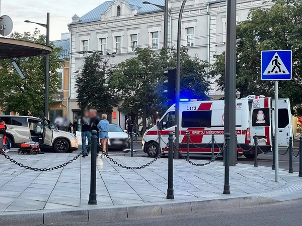 Kauno centre susidūrė du lengvieji automobiliai: vienas žmogus išvežtas į Klinikas