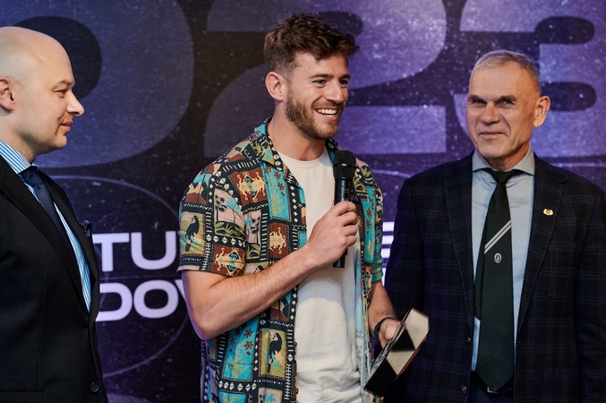 Pedro Soto (viduryje)