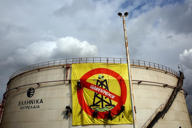 Graikija: „Greenpeace“ aktyvistai surengė protesto akciją ant naftos rezervuaro