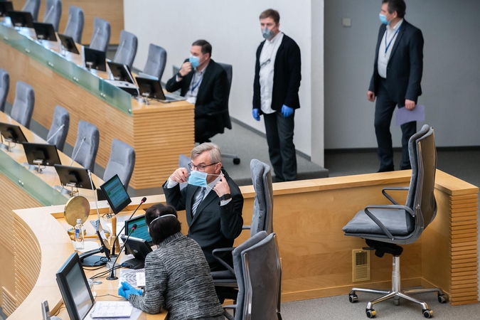Seimas pailgino izoliacijos dėl koronaviruso laiką – gali trukti iki mėnesio