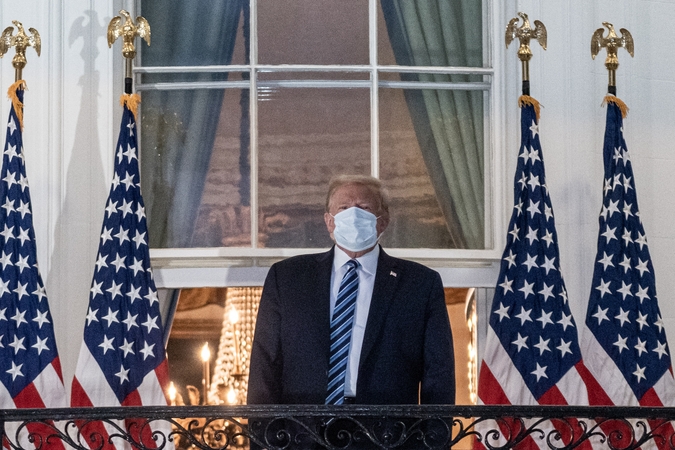 D. Trumpas parą nejaučia COVID-19 simptomų, pakilusios temperatūros nebuvo 4 dienas
