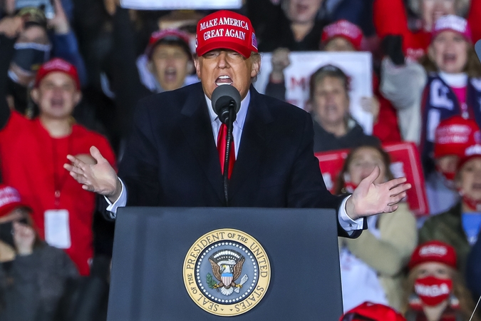 D. Trumpas prieš sulaukiant galutinių rezultatų gali pasiskelbti rinkimų nugalėtoju