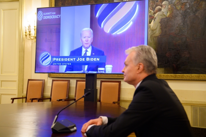 Prezidentūra: stebint įtampą su Rusija, J. Bidenas žada papildomus karinius pajėgumus 