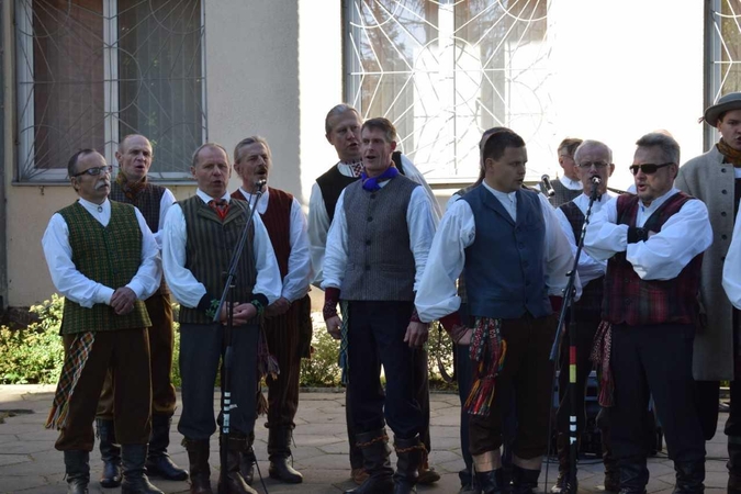Raudondvaryje jėgas išbandė folklorinių ansamblių vyrai