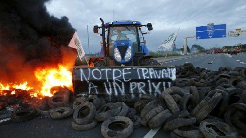 Apsiramino prancūzų ūkininkai, blokavę kelius į Alpes